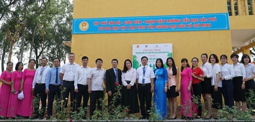 33Win334 tỷ lệ trả thưởng cao chụp ảnh lưu niệm cùng đại diện nhà trường