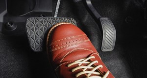 5+ điều nên làm TRÁNH đạp nhầm chân ga dành cho xế mới!