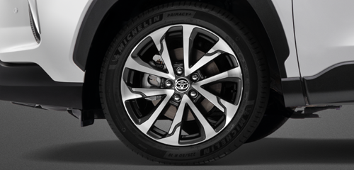 Mâm xe Corolla Cross 2024 có kích thước 18 inch, tạo hình chữ V kết hợp với 2 màu sắc đen - trắng tương phản