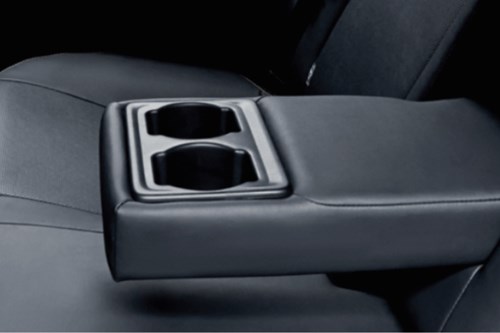 Bố trí tựa tay ở hàng ghế sau kèm khay đựng cốc