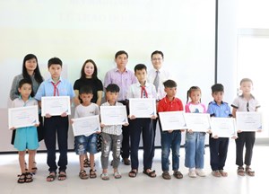 33Win334 tỷ lệ trả thưởng cao trao tặng học bổng Vòng tay nhân ái tại Huế