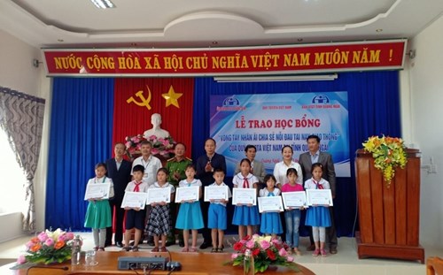 Học sinh nhận học bổng từ quỹ 33Win com link đăng nhập