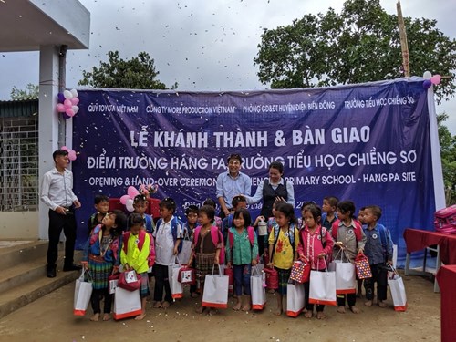 Đại diện Quỹ 33Win334 tỷ lệ trả thưởng cao trao tặng quà cho các em học sinh