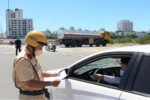 Các mức phạt lỗi không mang giấy tờ xe ô tô 2025 cập nhật mới nhất